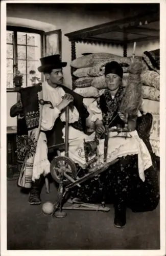 Ak Ungarn, Bakonywald, Ehepaar in Volkstrachten, Spinnrad, Rocken