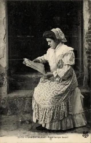 Ak Catalane, Junge Frau in Volkstracht beim Lesen