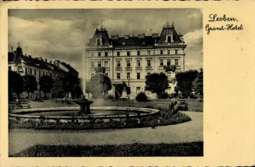 Ak Leoben Steiermark, Mehrstöckiges Grand-Hotel-Gebäude, Brunnen mit Fontäne im runden Becken, Bä