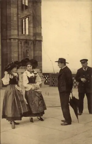 Ak Straßburg Elsass Bas Rhin, Plattform des Münster, Frauen in Tracht