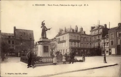 Ak Péronne Somme,  Marie Fouré Denkmal, Platzansicht