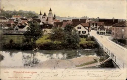 Ak Feuchtwangen in Mittelfranken,  Brücke über Fluss, Stadtkirche mit Türmen, Häuserzeile