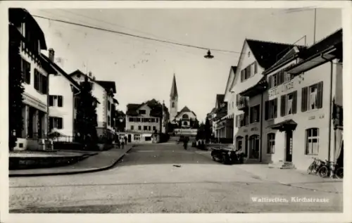 Ak Wallisellen Kanton Zürich Schweiz,  Kirchstrasse, Kirche mit Turm, Straßenansicht