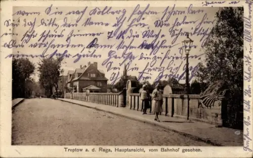 Ak Trzebiatów Treptow an der Rega Westpommern,  Hauptansicht, vom Bahnhof gesehen, Brücke