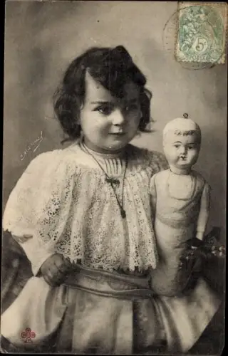 Ak Mädchen mit Puppe, Portrait