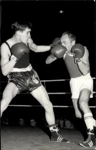 Foto Ak Zwei Männer bei einem Boxkampf