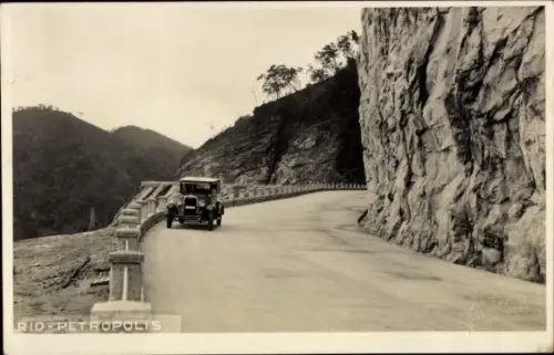 Ak Petrópolis Brasilien, Oldtimer in Fahrt, Felswand
