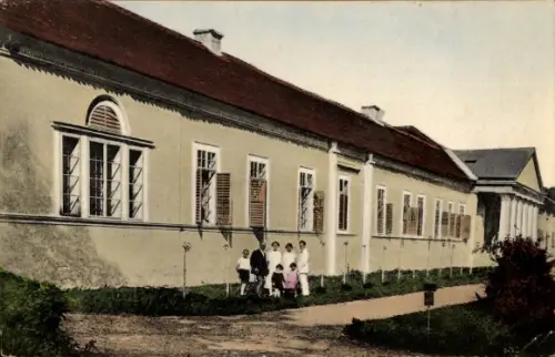 Ak Smrdáky bei Senica Slowakei, radioaktives Heilbad, Gruppe im Garten