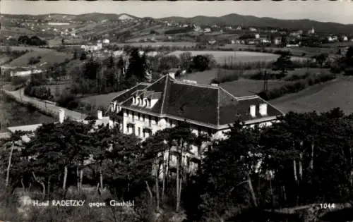 Ak Gießhübl Niederösterreich, Hotel auf Hügel, Kiefernwald vorn, Felder mit Häusern, Aufdruck Hot