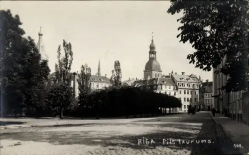 Foto Ak Riga Lettland, Pils Laukums, Straßenpartie, Turm