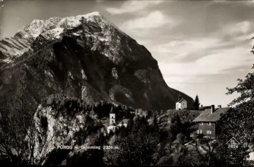 Ak Stainach Pürgg Steiermark, Großer Berg mit Felswänden, bewaldeter Hang, Dorf mit Kirche und Hä