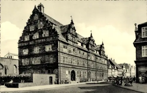 Ak Hameln an der Weser Niedersachsen, Hameln, Hochzeitshaus, an der Weser
