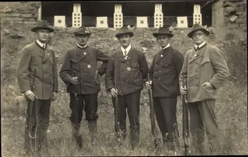 Foto Ak Bad Kissingen Unterfranken Bayern, Gruppenbild, Jagdverein, Männergruppe mit Gewehren
