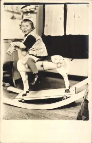 Foto Ak Kind auf dem Schaukelpferd, Spielzeug