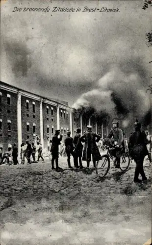 Ak Brest Litowsk Weißrussland, brennende Zitadelle, Deutsche Soldaten, Fahrrad, Kriegszerstörung