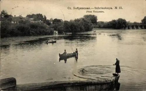 Ak Bobrinskaja Ukraine, Teilansicht, Frau am Ufer, Boote