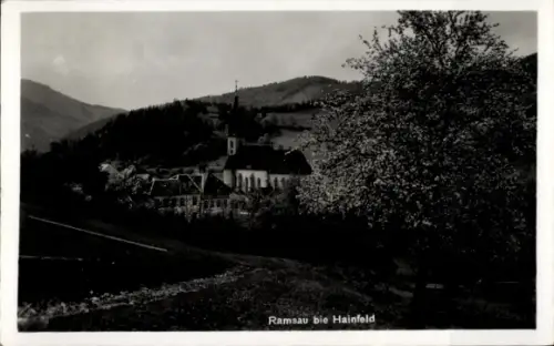 Ak Ramsau bei Hainfeld in Niederösterreich, Kirchturm und Dorfensemble, Hügel im Hintergrund, gro
