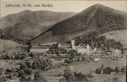 Ak Lilienfeld in Niederösterreich, Panorama von Norden, Kloster mit Türmen, Flussufer, Wiesen und