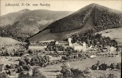 Ak Lilienfeld in Niederösterreich, Großes Gebäudekomplex mit Turm, Felder im Vordergrund, einzeln