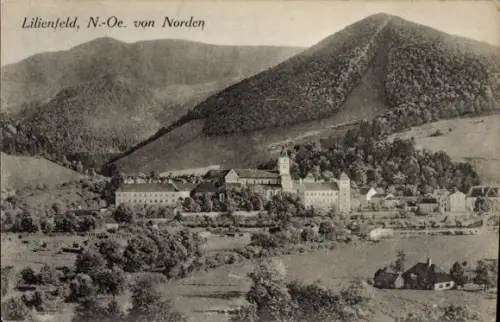 Ak Lilienfeld in Niederösterreich, Klosteranlage mit Kirchturm, umgeben von Wiesen und bewaldeten