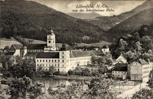 Ak Lilienfeld in Niederösterreich, Mehrere mehrstöckige Gebäude mit Turm, Teich, Bäume, Hügel, Te