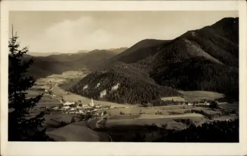 Ak Ak Rohr im Gebirge Niederösterreich, Tal mit Dorf und Kirchturm, Felder und gewundene Straße, 