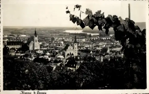 Ak Krems an der Donau Niederösterreich, Stadtpanorama, Fluss im Hintergrund, Dächer, zwei Kirchtü
