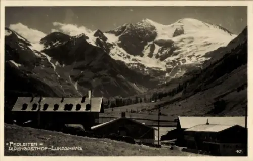 Ak Ferleiten Fusch an der Großglocknerstraße in Salzburg, Schneebedeckte Gipfel, Tal mit Almwiese