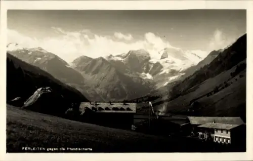 Ak Ferleiten Fusch an der Großglocknerstraße in Salzburg, Berggipfel mit Gletschern, Tal mit Almw