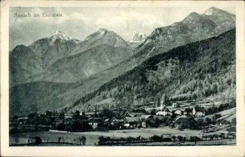 Ak Aich Assach im Ennstal Steiermark, Schneebedeckte Gipfel, bewaldete Hänge, Dorf mit Kirchturm,