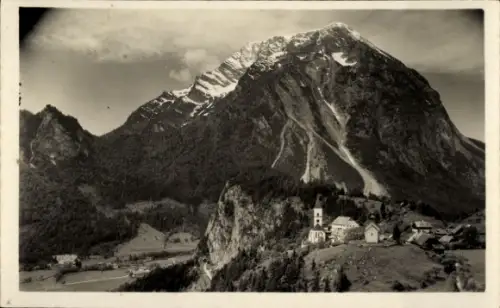 Ak Stainach Pürgg Steiermark, Schneebedeckter Berggipfel, steile Felswände, Felsvorsprung, Dorf m
