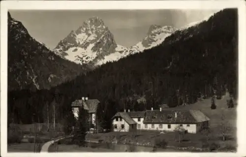Ak Hinterstoder in Oberösterreich, Schneebedeckte Berggipfel, bewaldeter Hang, mehrere Häuser an 