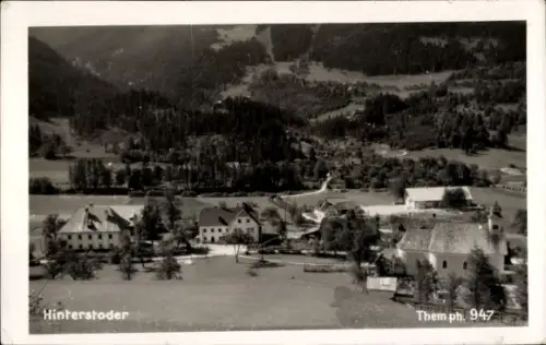 Ak Hinterstoder in Oberösterreich, Luftaufnahme eines Dorfes, Kirche, Häuser, Wiesen, Waldhänge, 