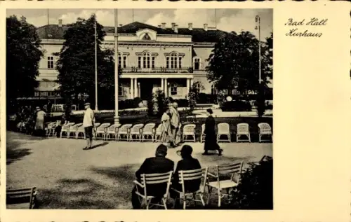 Ak Bad Hall Oberösterreich, Sitzende Personen auf Gartenstühlen, Reihen leerer Stühle, Spaziergän