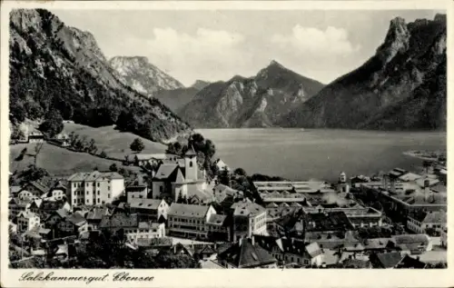 Ak Ebensee in Oberösterreich, Uferort mit See und Bergen, Kirchturm im Ortszentrum, dichte Häuser