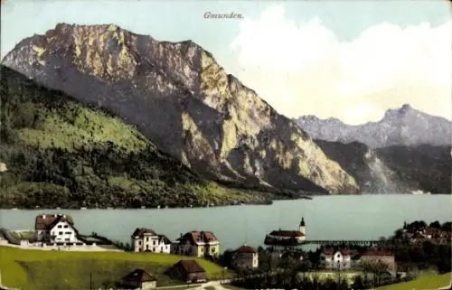 Ak Gmunden am Traunsee Salzkammergut Oberösterreich, Bergmassiv, Seeufer mit Uferhäusern, Kirche 
