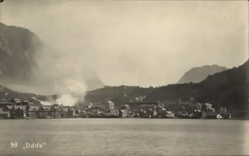 Ak Odde Hardanger Norwegen, 93 "Odde", Ortsansicht am Wasser, Bergkulisse