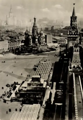 Ak Moskau Russland, Blick von der Kreml-Mauer auf den Roten Platz, Lenin- Stalin-Mausoleum