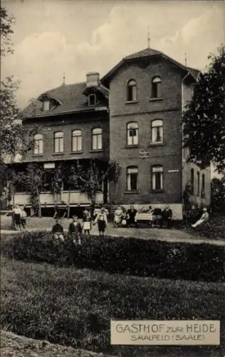 Ak Saalfeld an der Saale Thüringen, Schild 'Gasthof zur Heide', Veranda mit Gästen, Erwachsene un