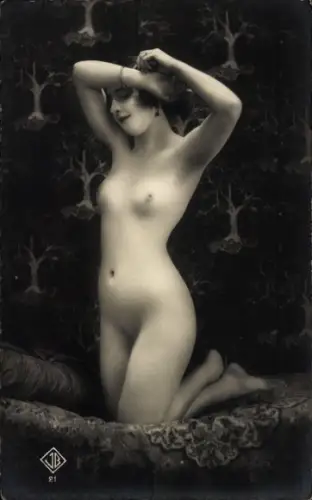 Ak Kniender Frauenakt, erhobene Arme