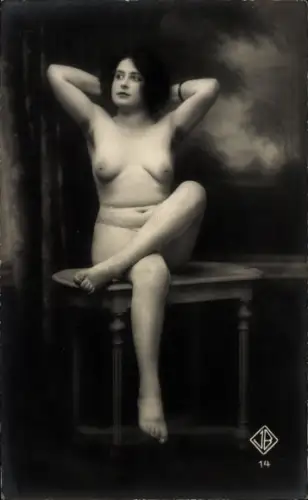 Ak Frauenakt, auf einem Tisch sitzend, erhobene Arme