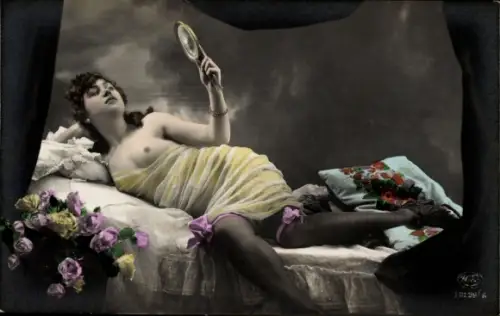 Ak Barbusige Frau mit Handspiegel, Erotik