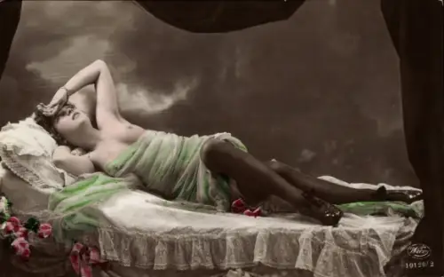 Ak Barbusige Frau, Erotik, Unterwäsche, Blumen