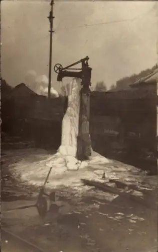 Foto Ak Walcourt Wallonien Namur, Bahnhof, vereiste Wasserpumpe im Winter 1917