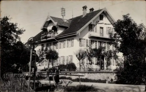 Ak Murnau am Staffelsee, Haus mit Balkon, Bäume, Zaun, 