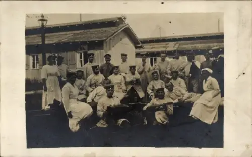 Foto Ak Ludwigsfeld Nürnberg, Reservelazarett, Soldaten und Krankenschwester, Baracken