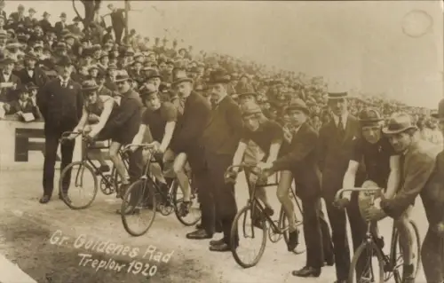 Foto Ak Berlin Treptow, Radrennbahn, Gr. Goldenes Rad 1920, Rennfahrer vor dem Start, Zuschauer