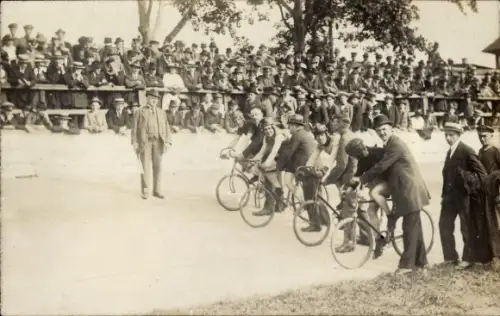 Foto Ak Berlin Treptow, Radrennbahn, Großes Handikap 75km, Rennfahrer vor dem Start, Zuschauer