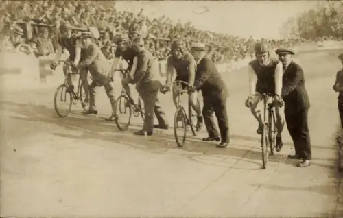Foto Ak Berlin Treptow, Radrennbahn, 10 Meilen Rennen 1919, Rennfahrer vor dem Start