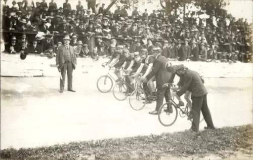 Foto Ak Berlin Treptow, Radrennbahn, Großer Preis von Deutschland 1918, Rennfahrer vor dem Start
